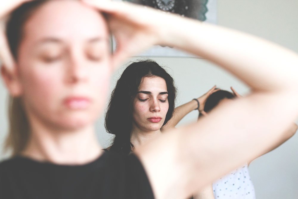 Online & Live μαθήματα Yoga & Pilates από τους έμπειρους δασκάλους του Ayama Yoga House