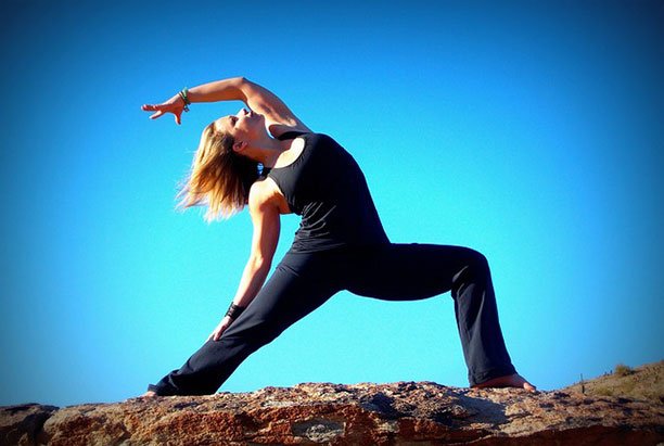 Online & Live μαθήματα Yoga & Pilates από τους έμπειρους δασκάλους του Ayama Yoga House